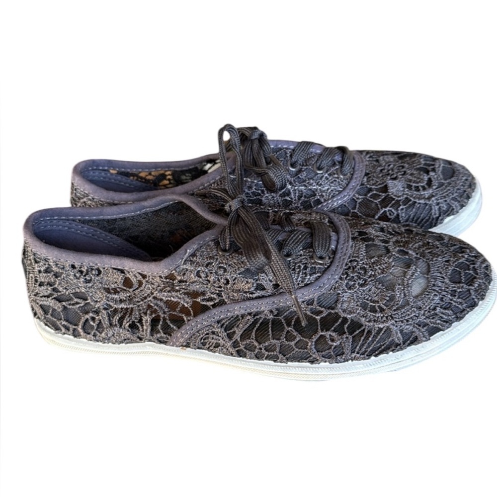 KALI ladies, black lace, mesh sneaker excellent condition size 9 lightweight